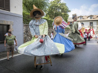 La localidad celebró el día grande de sus fiestas este domingo. Una jornada en la que la procesión al santo y la misa solemne estuvieron en el centro. Después de la eucaristía, tuvo lugar el almuerzo popular y un espectáculo de dantzas