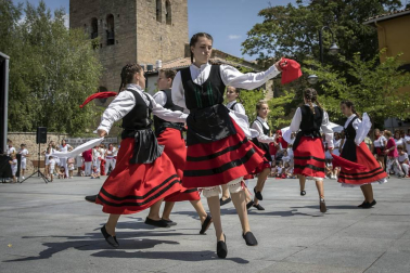 La localidad celebró el día grande de sus fiestas este domingo. Una jornada en la que la procesión al santo y la misa solemne estuvieron en el centro. Después de la eucaristía, tuvo lugar el almuerzo popular y un espectáculo de dantzas