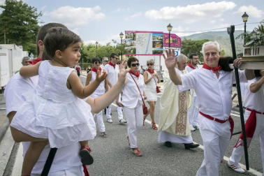 La localidad celebró el día grande de sus fiestas este domingo. Una jornada en la que la procesión al santo y la misa solemne estuvieron en el centro. Después de la eucaristía, tuvo lugar el almuerzo popular y un espectáculo de dantzas