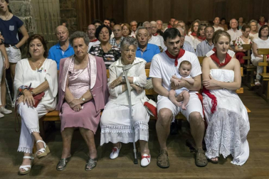 La localidad celebró el día grande de sus fiestas este domingo. Una jornada en la que la procesión al santo y la misa solemne estuvieron en el centro. Después de la eucaristía, tuvo lugar el almuerzo popular y un espectáculo de dantzas