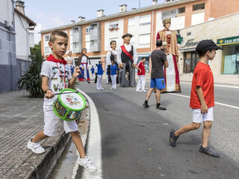 La localidad celebró el día grande de sus fiestas este domingo. Una jornada en la que la procesión al santo y la misa solemne estuvieron en el centro. Después de la eucaristía, tuvo lugar el almuerzo popular y un espectáculo de dantzas