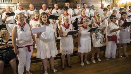 La localidad celebró el día grande de sus fiestas este domingo. Una jornada en la que la procesión al santo y la misa solemne estuvieron en el centro. Después de la eucaristía, tuvo lugar el almuerzo popular y un espectáculo de dantzas