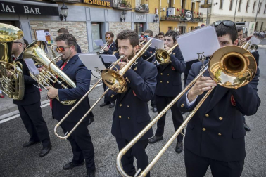 La localidad celebró el día grande de sus fiestas este domingo. Una jornada en la que la procesión al santo y la misa solemne estuvieron en el centro. Después de la eucaristía, tuvo lugar el almuerzo popular y un espectáculo de dantzas