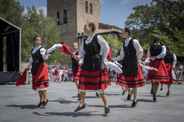 La localidad celebró el día grande de sus fiestas este domingo. Una jornada en la que la procesión al santo y la misa solemne estuvieron en el centro. Después de la eucaristía, tuvo lugar el almuerzo popular y un espectáculo de dantzas