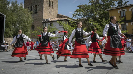 La localidad celebró el día grande de sus fiestas este domingo. Una jornada en la que la procesión al santo y la misa solemne estuvieron en el centro. Después de la eucaristía, tuvo lugar el almuerzo popular y un espectáculo de dantzas