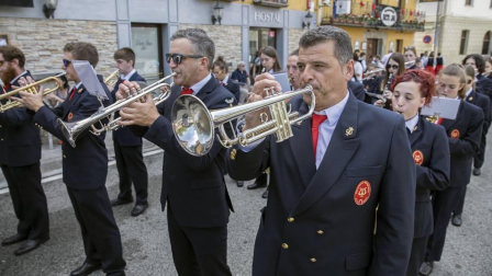 La localidad celebró el día grande de sus fiestas este domingo. Una jornada en la que la procesión al santo y la misa solemne estuvieron en el centro. Después de la eucaristía, tuvo lugar el almuerzo popular y un espectáculo de dantzas