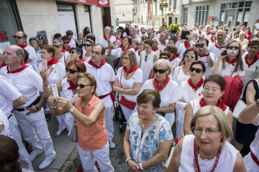 La localidad celebró el día grande de sus fiestas este domingo. Una jornada en la que la procesión al santo y la misa solemne estuvieron en el centro. Después de la eucaristía, tuvo lugar el almuerzo popular y un espectáculo de dantzas