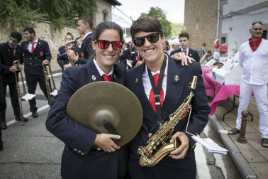 La localidad celebró el día grande de sus fiestas este domingo. Una jornada en la que la procesión al santo y la misa solemne estuvieron en el centro. Después de la eucaristía, tuvo lugar el almuerzo popular y un espectáculo de dantzas