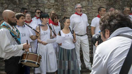 La localidad celebró el día grande de sus fiestas este domingo. Una jornada en la que la procesión al santo y la misa solemne estuvieron en el centro. Después de la eucaristía, tuvo lugar el almuerzo popular y un espectáculo de dantzas