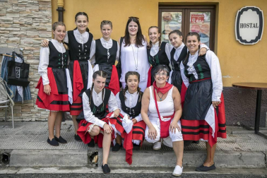 La localidad celebró el día grande de sus fiestas este domingo. Una jornada en la que la procesión al santo y la misa solemne estuvieron en el centro. Después de la eucaristía, tuvo lugar el almuerzo popular y un espectáculo de dantzas