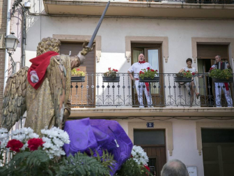 La localidad celebró el día grande de sus fiestas este domingo. Una jornada en la que la procesión al santo y la misa solemne estuvieron en el centro. Después de la eucaristía, tuvo lugar el almuerzo popular y un espectáculo de dantzas