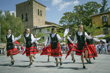 La localidad celebró el día grande de sus fiestas este domingo. Una jornada en la que la procesión al santo y la misa solemne estuvieron en el centro. Después de la eucaristía, tuvo lugar el almuerzo popular y un espectáculo de dantzas
