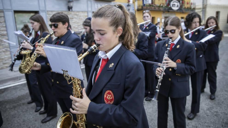La localidad celebró el día grande de sus fiestas este domingo. Una jornada en la que la procesión al santo y la misa solemne estuvieron en el centro. Después de la eucaristía, tuvo lugar el almuerzo popular y un espectáculo de dantzas