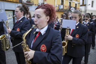 La localidad celebró el día grande de sus fiestas este domingo. Una jornada en la que la procesión al santo y la misa solemne estuvieron en el centro. Después de la eucaristía, tuvo lugar el almuerzo popular y un espectáculo de dantzas