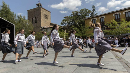 La localidad celebró el día grande de sus fiestas este domingo. Una jornada en la que la procesión al santo y la misa solemne estuvieron en el centro. Después de la eucaristía, tuvo lugar el almuerzo popular y un espectáculo de dantzas
