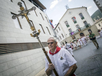 La localidad celebró el día grande de sus fiestas este domingo. Una jornada en la que la procesión al santo y la misa solemne estuvieron en el centro. Después de la eucaristía, tuvo lugar el almuerzo popular y un espectáculo de dantzas