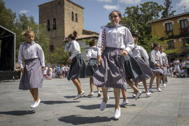 La localidad celebró el día grande de sus fiestas este domingo. Una jornada en la que la procesión al santo y la misa solemne estuvieron en el centro. Después de la eucaristía, tuvo lugar el almuerzo popular y un espectáculo de dantzas