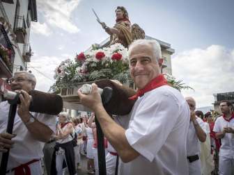 La localidad celebró el día grande de sus fiestas este domingo. Una jornada en la que la procesión al santo y la misa solemne estuvieron en el centro. Después de la eucaristía, tuvo lugar el almuerzo popular y un espectáculo de dantzas