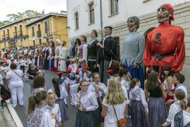 La localidad celebró el día grande de sus fiestas este domingo. Una jornada en la que la procesión al santo y la misa solemne estuvieron en el centro. Después de la eucaristía, tuvo lugar el almuerzo popular y un espectáculo de dantzas