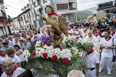 La localidad celebró el día grande de sus fiestas este domingo. Una jornada en la que la procesión al santo y la misa solemne estuvieron en el centro. Después de la eucaristía, tuvo lugar el almuerzo popular y un espectáculo de dantzas