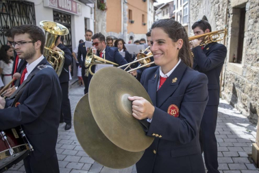 La localidad celebró el día grande de sus fiestas este domingo. Una jornada en la que la procesión al santo y la misa solemne estuvieron en el centro. Después de la eucaristía, tuvo lugar el almuerzo popular y un espectáculo de dantzas