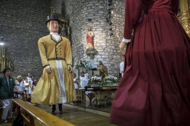 La localidad celebró el día grande de sus fiestas este domingo. Una jornada en la que la procesión al santo y la misa solemne estuvieron en el centro. Después de la eucaristía, tuvo lugar el almuerzo popular y un espectáculo de dantzas