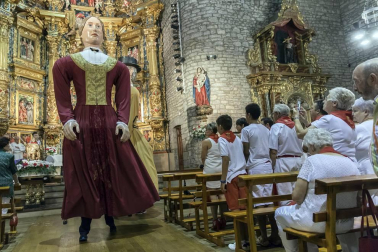 La localidad celebró el día grande de sus fiestas este domingo. Una jornada en la que la procesión al santo y la misa solemne estuvieron en el centro. Después de la eucaristía, tuvo lugar el almuerzo popular y un espectáculo de dantzas