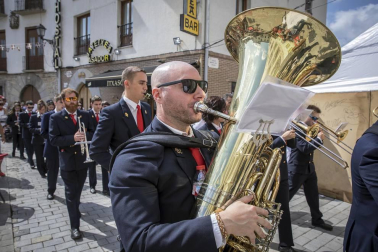 La localidad celebró el día grande de sus fiestas este domingo. Una jornada en la que la procesión al santo y la misa solemne estuvieron en el centro. Después de la eucaristía, tuvo lugar el almuerzo popular y un espectáculo de dantzas