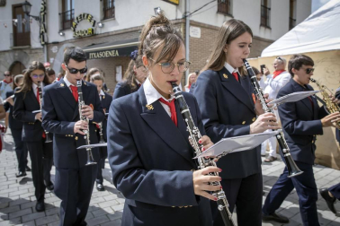 La localidad celebró el día grande de sus fiestas este domingo. Una jornada en la que la procesión al santo y la misa solemne estuvieron en el centro. Después de la eucaristía, tuvo lugar el almuerzo popular y un espectáculo de dantzas