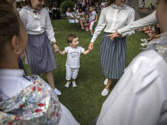 La localidad celebró el día grande de sus fiestas este domingo. Una jornada en la que la procesión al santo y la misa solemne estuvieron en el centro. Después de la eucaristía, tuvo lugar el almuerzo popular y un espectáculo de dantzas