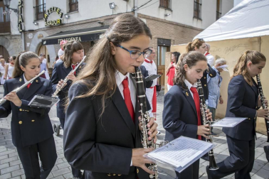 La localidad celebró el día grande de sus fiestas este domingo. Una jornada en la que la procesión al santo y la misa solemne estuvieron en el centro. Después de la eucaristía, tuvo lugar el almuerzo popular y un espectáculo de dantzas