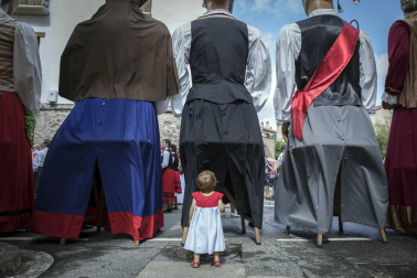 La localidad celebró el día grande de sus fiestas este domingo. Una jornada en la que la procesión al santo y la misa solemne estuvieron en el centro. Después de la eucaristía, tuvo lugar el almuerzo popular y un espectáculo de dantzas