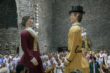 La localidad celebró el día grande de sus fiestas este domingo. Una jornada en la que la procesión al santo y la misa solemne estuvieron en el centro. Después de la eucaristía, tuvo lugar el almuerzo popular y un espectáculo de dantzas