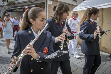 La localidad celebró el día grande de sus fiestas este domingo. Una jornada en la que la procesión al santo y la misa solemne estuvieron en el centro. Después de la eucaristía, tuvo lugar el almuerzo popular y un espectáculo de dantzas