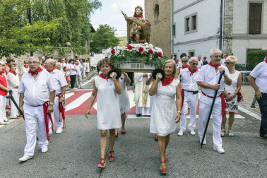 La localidad celebró el día grande de sus fiestas este domingo. Una jornada en la que la procesión al santo y la misa solemne estuvieron en el centro. Después de la eucaristía, tuvo lugar el almuerzo popular y un espectáculo de dantzas