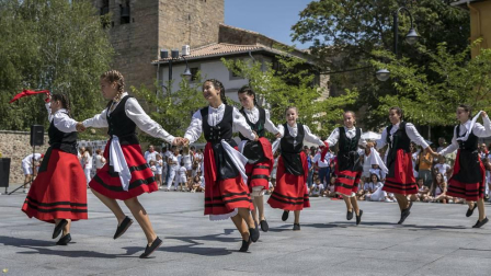 La localidad celebró el día grande de sus fiestas este domingo. Una jornada en la que la procesión al santo y la misa solemne estuvieron en el centro. Después de la eucaristía, tuvo lugar el almuerzo popular y un espectáculo de dantzas