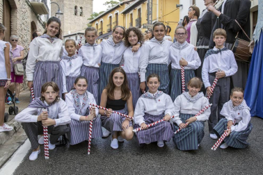 La localidad celebró el día grande de sus fiestas este domingo. Una jornada en la que la procesión al santo y la misa solemne estuvieron en el centro. Después de la eucaristía, tuvo lugar el almuerzo popular y un espectáculo de dantzas