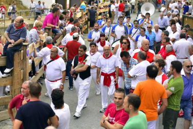 Las vacas de la ganadería Manolo Merino, de Marcilla, han protagonizado un encierro muy rápido y limpio.