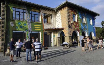 Médico, investigador y premio Nobel, Santiago Ramón y Cajal fue también un artista, con unos dibujos de células neuronales muy fieles a la realidad. Los vecinos de su pueblo y el grafitero Jabier Landa le han homenajeado pintando el hostal