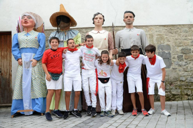 Los niños tomaron las riendas en el tercer día de las fiestas agoizkas. Los 38 pequeños nacidos el año pasado, la corporación infantil encabezada por Ilazki Elizari, la comparsa y el coro txikis... fueron los protagonistas de la jornada.