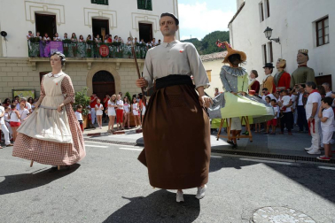 Los niños tomaron las riendas en el tercer día de las fiestas agoizkas. Los 38 pequeños nacidos el año pasado, la corporación infantil encabezada por Ilazki Elizari, la comparsa y el coro txikis... fueron los protagonistas de la jornada.