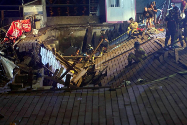 Escenas de pánico en Vigo tras derrumbarse una pasarela durante un concierto.
