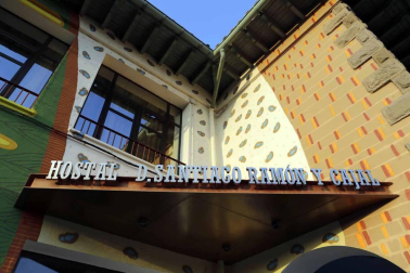 Médico, investigador y premio Nobel, Santiago Ramón y Cajal fue también un artista, con unos dibujos de células neuronales muy fieles a la realidad. Los vecinos de su pueblo y el grafitero Jabier Landa le han homenajeado pintando el hostal