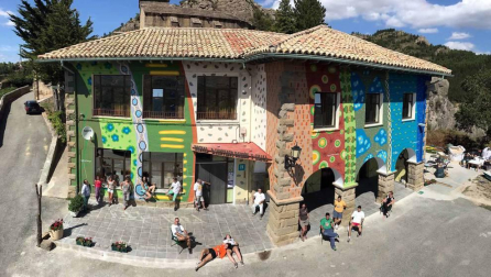 Médico, investigador y premio Nobel, Santiago Ramón y Cajal fue también un artista, con unos dibujos de células neuronales muy fieles a la realidad. Los vecinos de su pueblo y el grafitero Jabier Landa le han homenajeado pintando el hostal