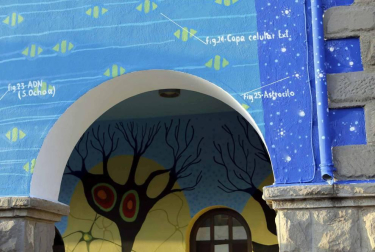 Médico, investigador y premio Nobel, Santiago Ramón y Cajal fue también un artista, con unos dibujos de células neuronales muy fieles a la realidad. Los vecinos de su pueblo y el grafitero Jabier Landa le han homenajeado pintando el hostal