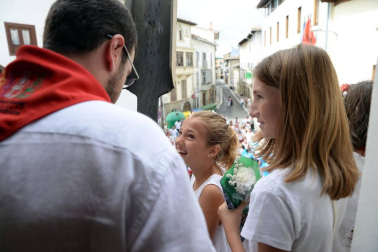 Los niños tomaron las riendas en el tercer día de las fiestas agoizkas. Los 38 pequeños nacidos el año pasado, la corporación infantil encabezada por Ilazki Elizari, la comparsa y el coro txikis... fueron los protagonistas de la jornada.