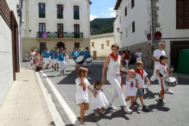 Los niños tomaron las riendas en el tercer día de las fiestas agoizkas. Los 38 pequeños nacidos el año pasado, la corporación infantil encabezada por Ilazki Elizari, la comparsa y el coro txikis... fueron los protagonistas de la jornada.