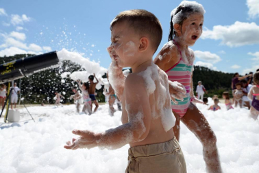 Los niños tomaron las riendas en el tercer día de las fiestas agoizkas. Los 38 pequeños nacidos el año pasado, la corporación infantil encabezada por Ilazki Elizari, la comparsa y el coro txikis... fueron los protagonistas de la jornada.