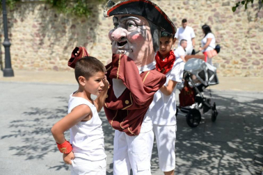 Los niños tomaron las riendas en el tercer día de las fiestas agoizkas. Los 38 pequeños nacidos el año pasado, la corporación infantil encabezada por Ilazki Elizari, la comparsa y el coro txikis... fueron los protagonistas de la jornada.