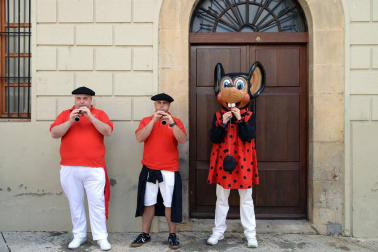 Los niños tomaron las riendas en el tercer día de las fiestas agoizkas. Los 38 pequeños nacidos el año pasado, la corporación infantil encabezada por Ilazki Elizari, la comparsa y el coro txikis... fueron los protagonistas de la jornada.
